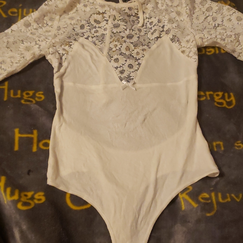 Final sale* for the love and lemons daisy body suit medium - Picture 4 of 8